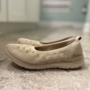 Skechers flats in excellent condition